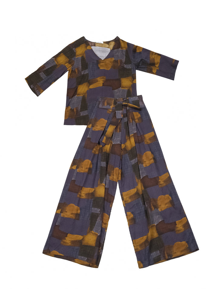 Conjunto de ropa para Mujer en color tabaco y gris con estampado geométrico, compuesto por blusa y pantalón ancho.