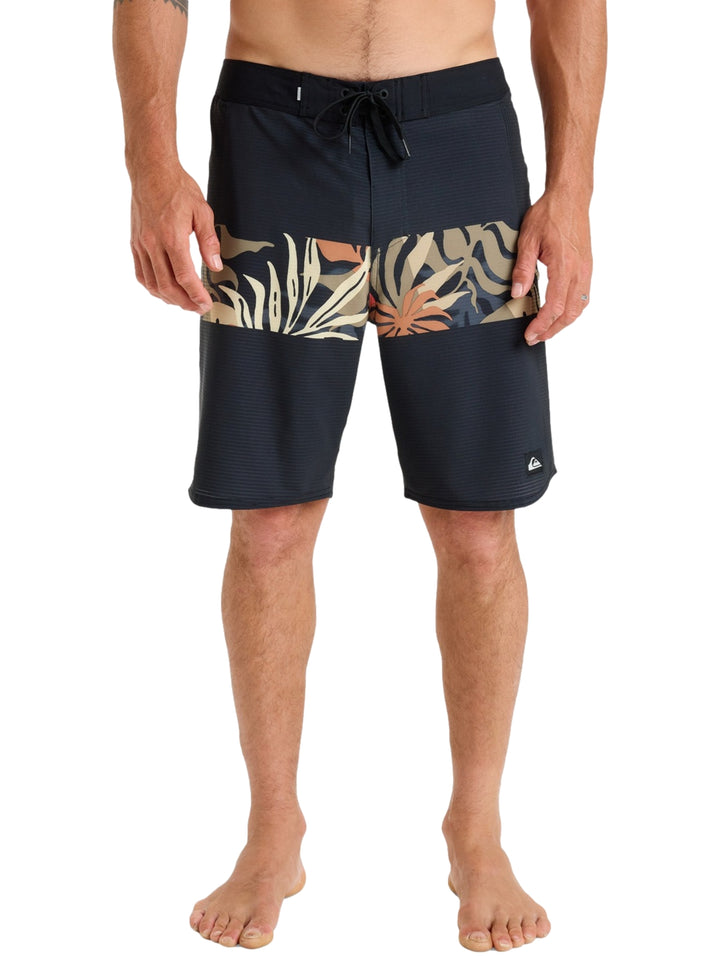 Short de surf Quiksilver color negro con panel estampado tropical en tonos beige.