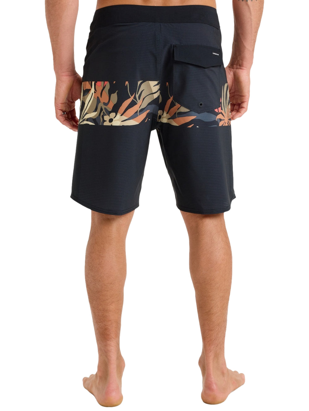 Short de surf Quiksilver color negro con panel estampado tropical en tonos beige.