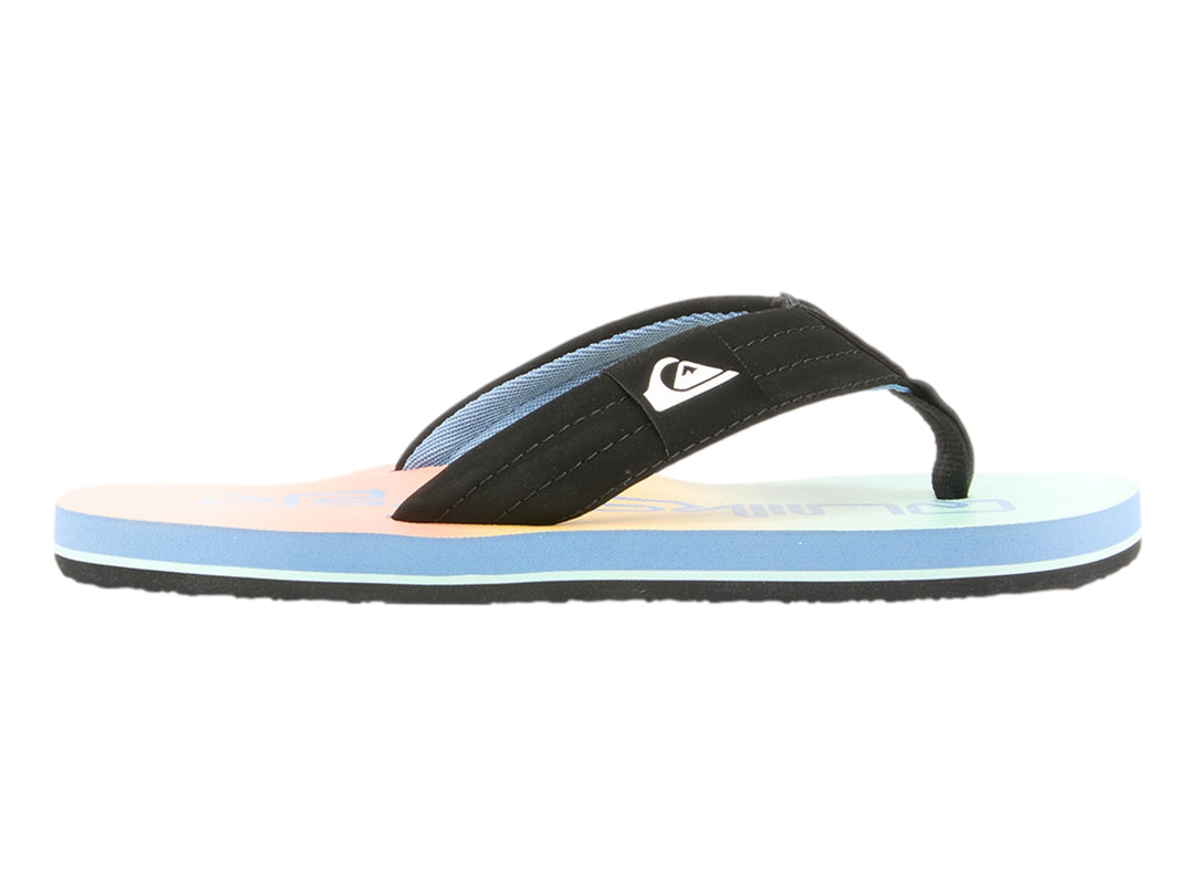 Sandalias de dedo Quiksilver con suela en degradado azul y naranja y correa negra.