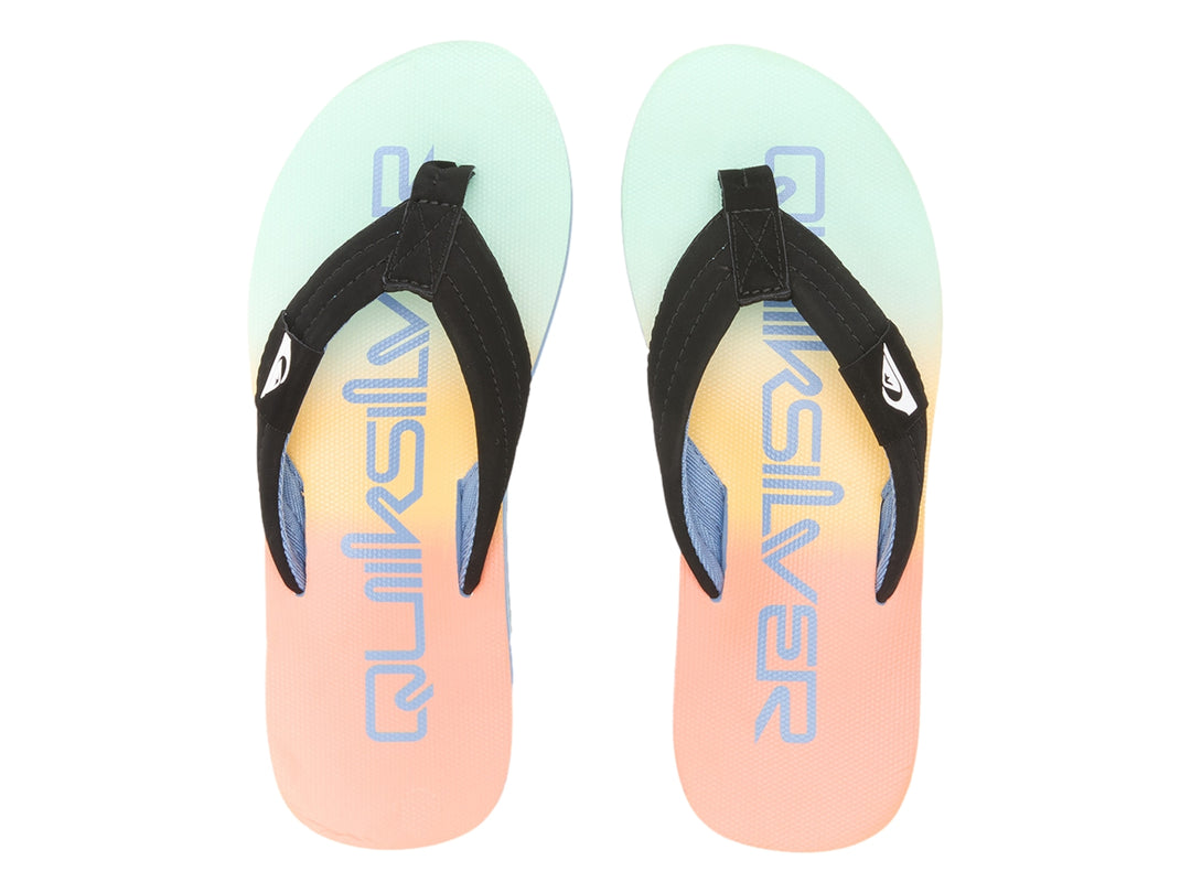 Sandalias de dedo Quiksilver con suela en degradado azul y naranja y correa negra.
