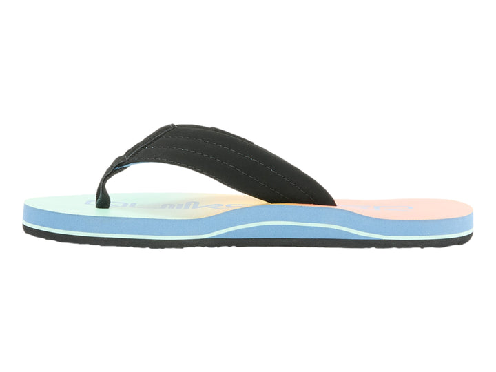 Sandalias de dedo Quiksilver con suela en degradado azul y naranja y correa negra.