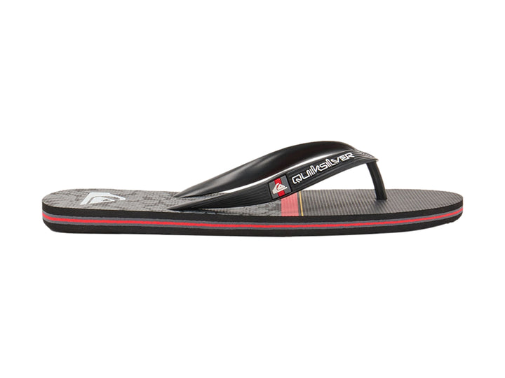 Sandalias Quiksilver negras con una línea roja en la suela y correa negra.