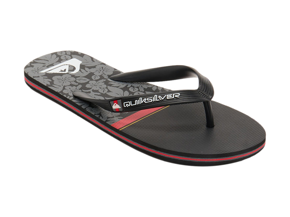 Sandalias Quiksilver negras con una línea roja en la suela y correa negra.