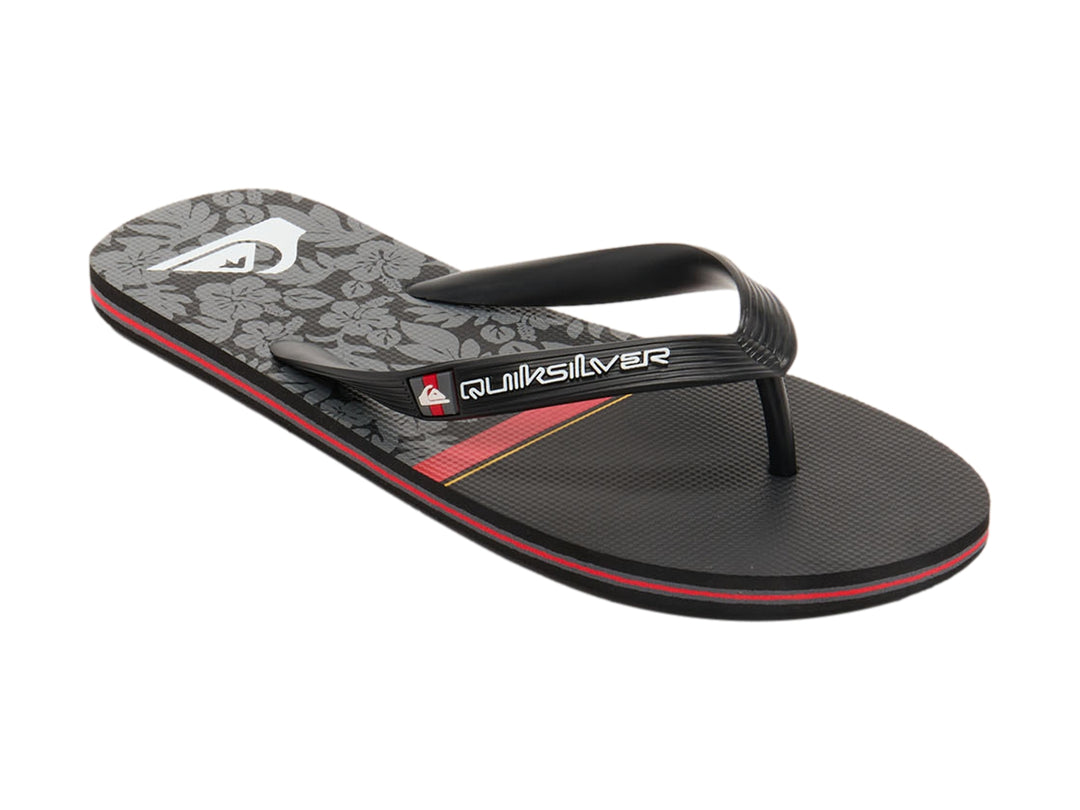 Sandalias Quiksilver negras con una línea roja en la suela y correa negra.
