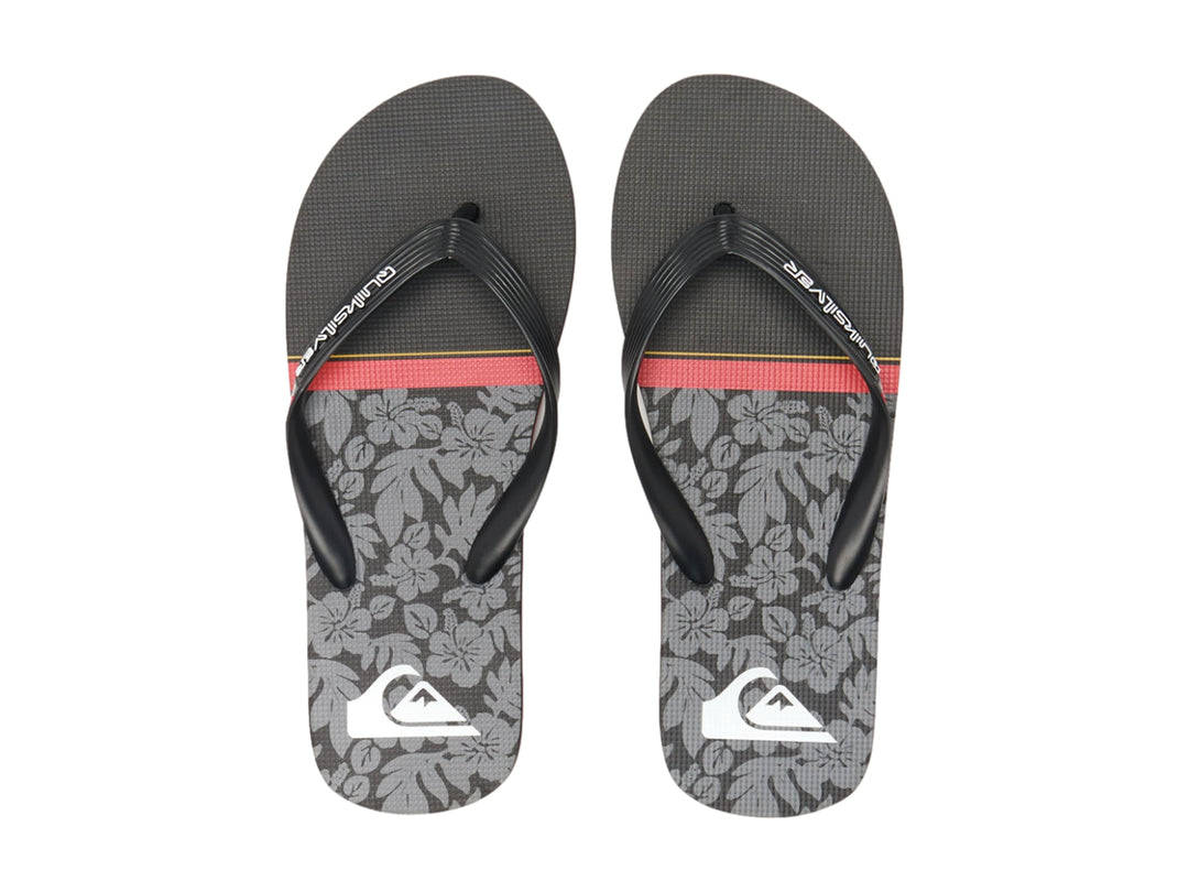 Sandalias Quiksilver negras con una línea roja en la suela y correa negra.