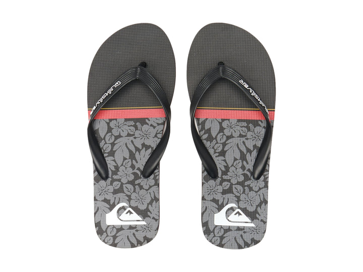 Sandalias Quiksilver negras con una línea roja en la suela y correa negra.