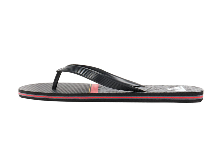 Sandalias Quiksilver negras con una línea roja en la suela y correa negra.