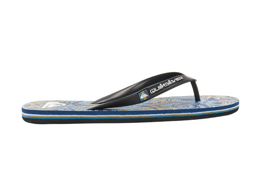 Sandalias Quiksilver con correa negra y plantilla con estampado en tonos azules y blancos.