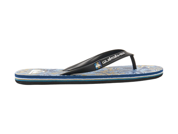 Sandalias Quiksilver con correa negra y plantilla con estampado en tonos azules y blancos.