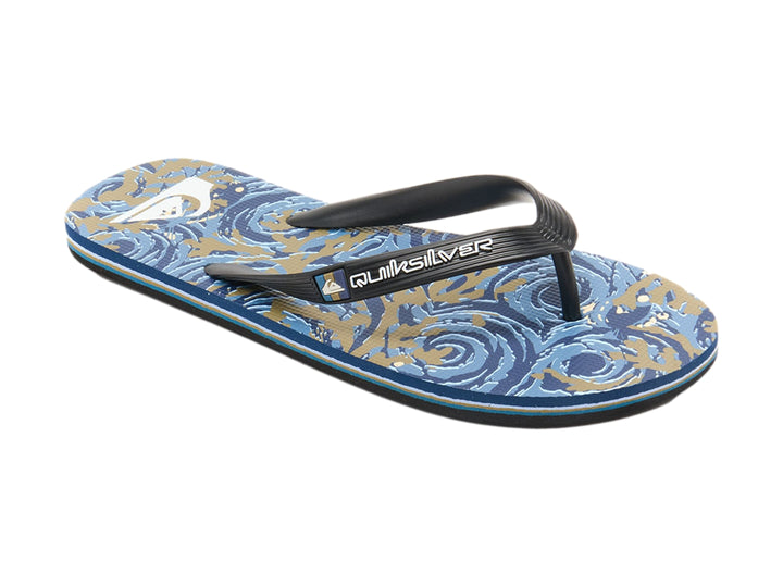 Sandalias Quiksilver con correa negra y plantilla con estampado en tonos azules y blancos.