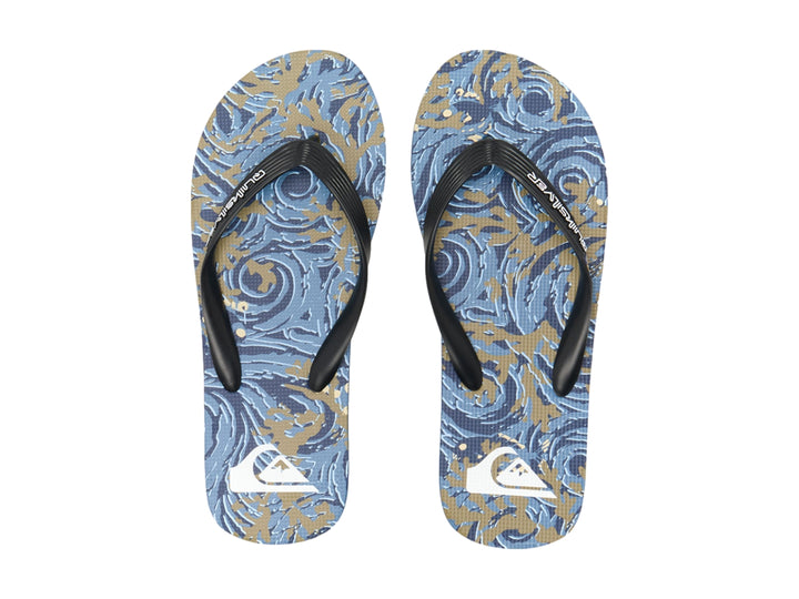 Sandalias Quiksilver con correa negra y plantilla con estampado en tonos azules y blancos.