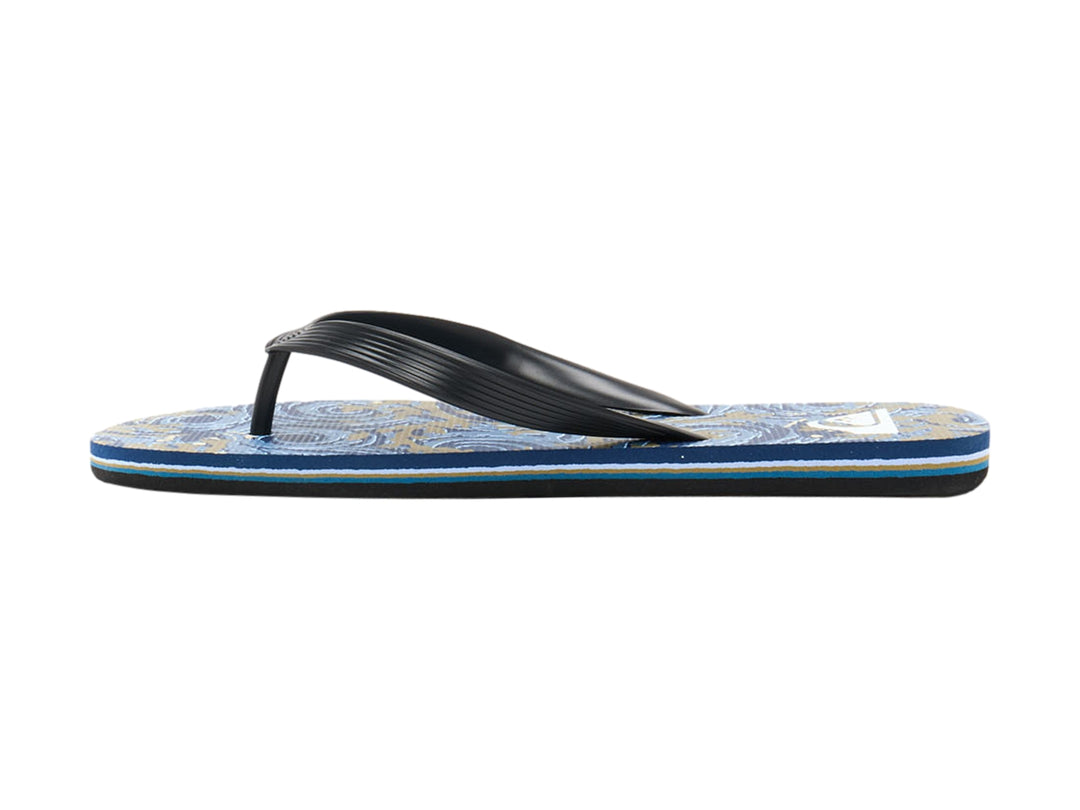 Sandalias Quiksilver con correa negra y plantilla con estampado en tonos azules y blancos.