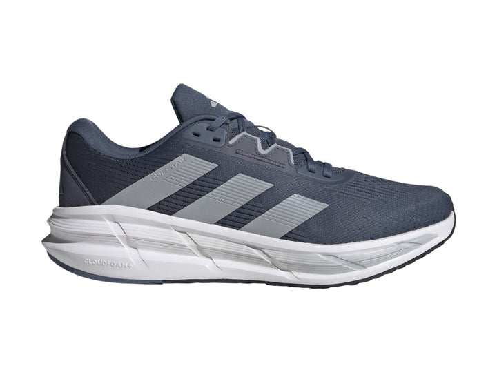 Tenis deportivos Adidas Questar 3 color azul marino con suela blanca y detalles en gris.
