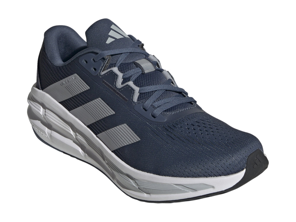 Tenis deportivos Adidas Questar 3 color azul marino con suela blanca y detalles en gris.