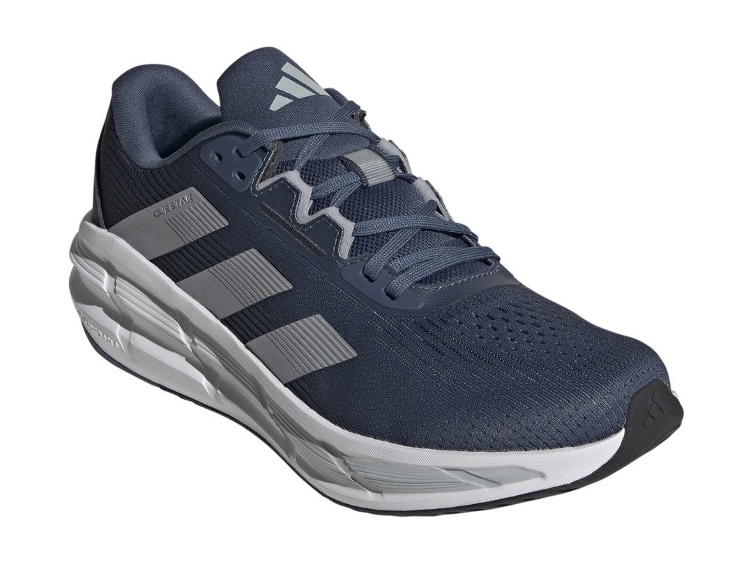 Tenis deportivos Adidas Questar 3 color azul marino con suela blanca y detalles en gris.