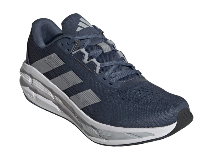 Tenis deportivos Adidas Questar 3 color azul marino con suela blanca y detalles en gris.
