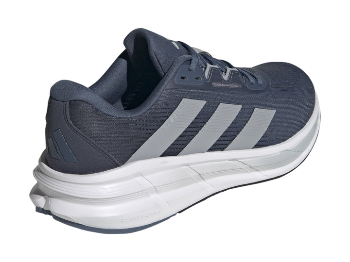 Tenis deportivos Adidas Questar 3 color azul marino con suela blanca y detalles en gris.