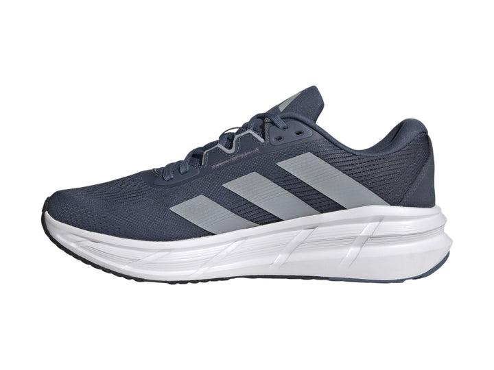 Tenis deportivos Adidas Questar 3 color azul marino con suela blanca y detalles en gris.