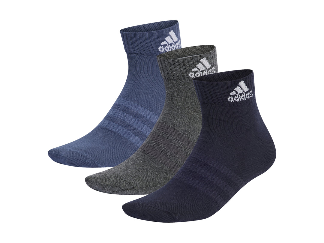 Pack de tres pares de calcetines deportivos Adidas en colores azul, gris y azul marino.