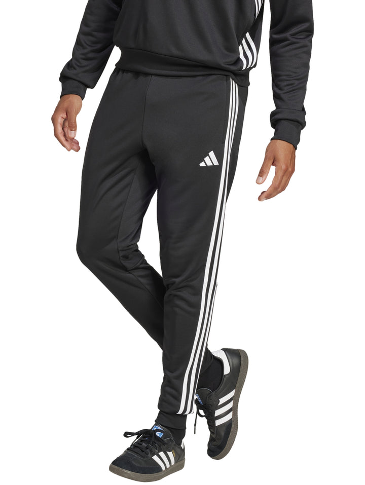 Pantalones deportivos Adidas color negro con tres franjas blancas laterales y logotipo blanco.