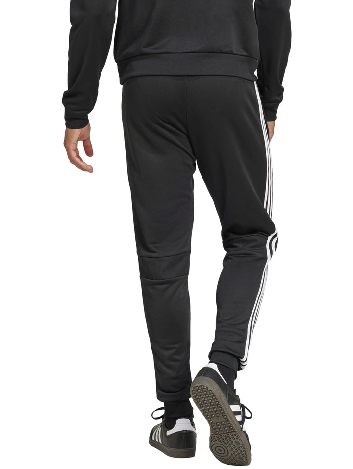 Pantalones deportivos Adidas color negro con tres franjas blancas laterales y logotipo blanco.