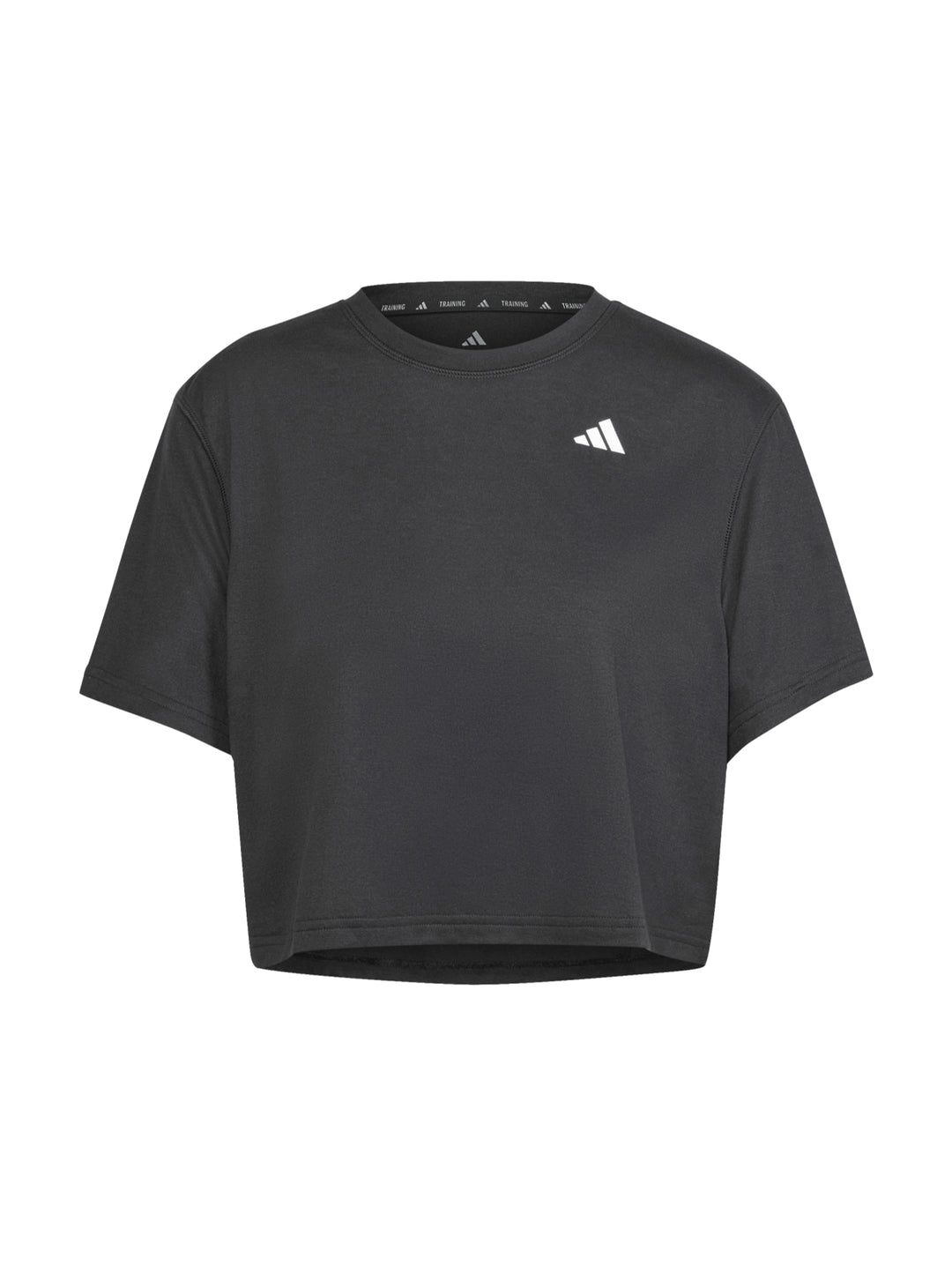 Mujer vistiendo conjunto deportivo Adidas color negro compuesto por camiseta corta y shorts.