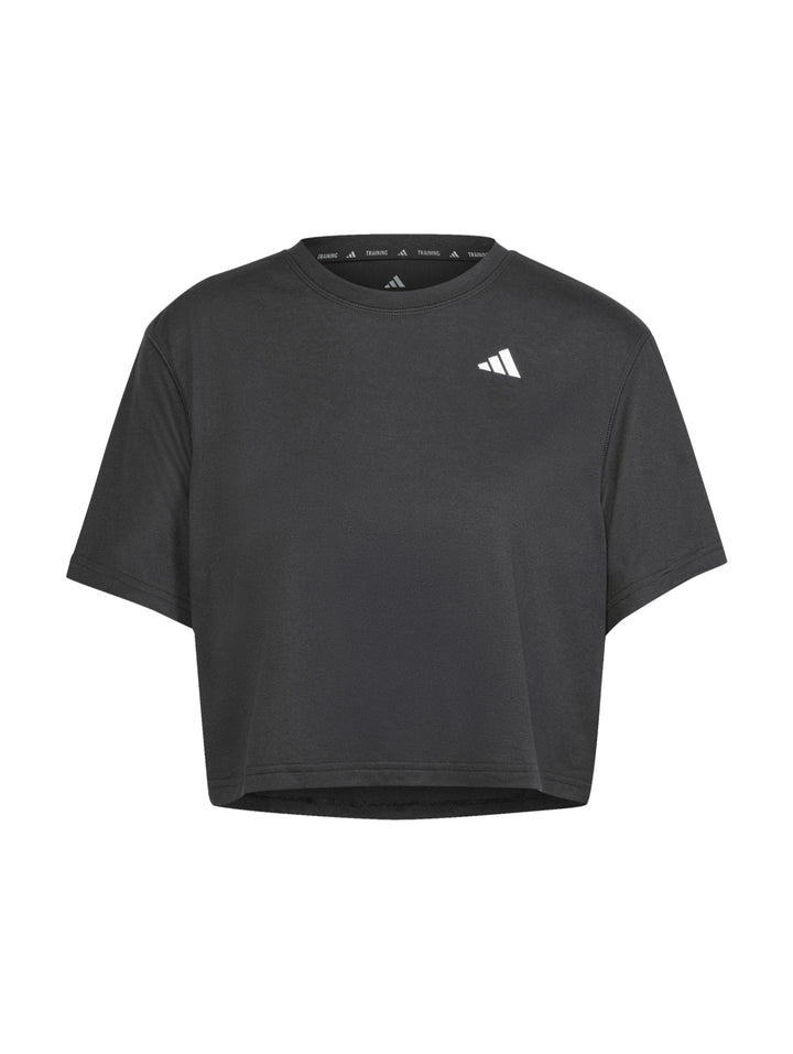 Mujer vistiendo conjunto deportivo Adidas color negro compuesto por camiseta corta y shorts.