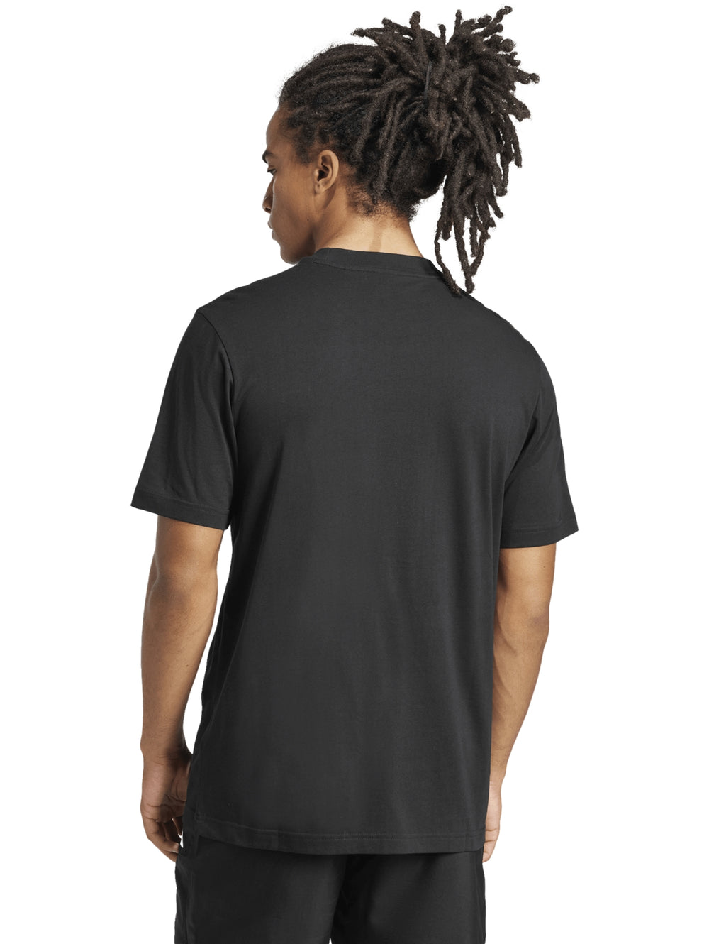 Hombre vistiendo playera negra de manga corta con logo pequeño de Adidas en el pecho.