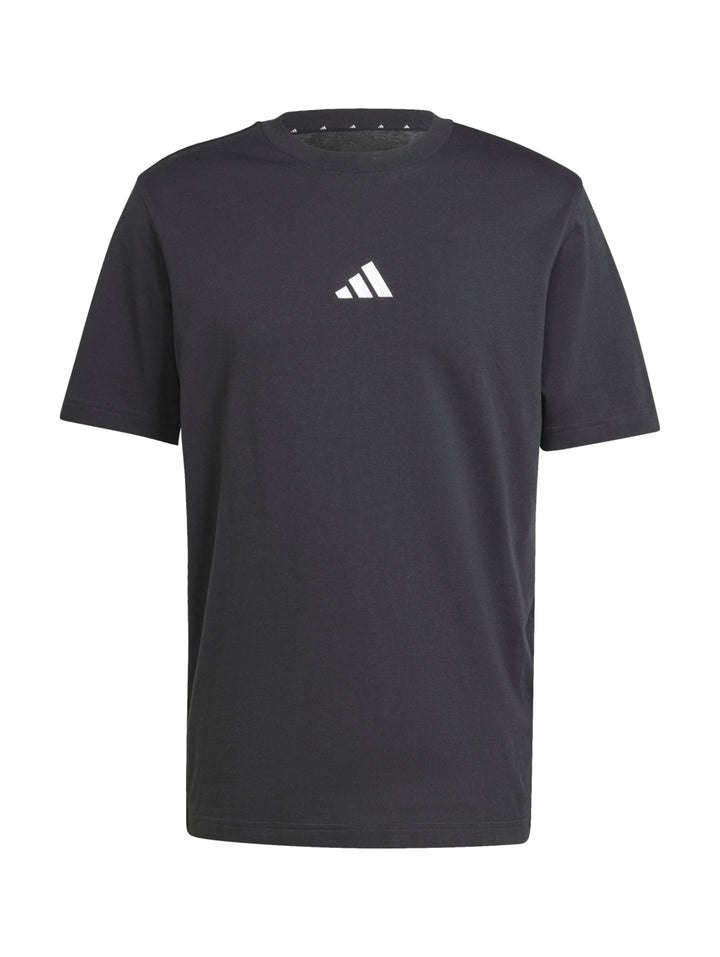 Hombre vistiendo playera negra de manga corta con logo pequeño de Adidas en el pecho.