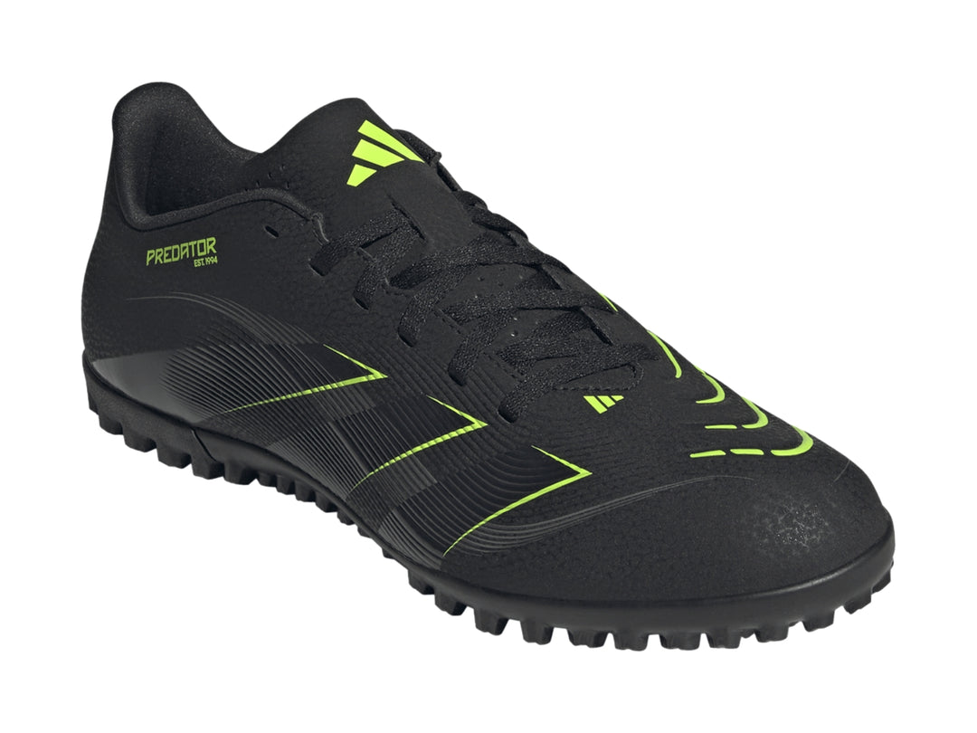Zapato de fútbol Adidas Predator Club TF color negro con detalles en verde lima y suela para césped sintético.