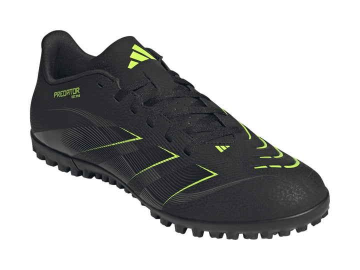 Zapato de fútbol Adidas Predator Club TF color negro con detalles en verde lima y suela para césped sintético.