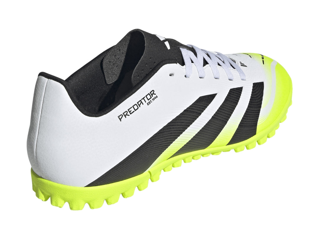 Zapato de fútbol Adidas Predator Club TF en colores blanco, negro y verde neón con suela para césped sintético.