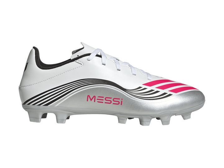 Zapato de fútbol Adidas F50 Messi Club en color blanco con detalles en plata, rosa y negro.