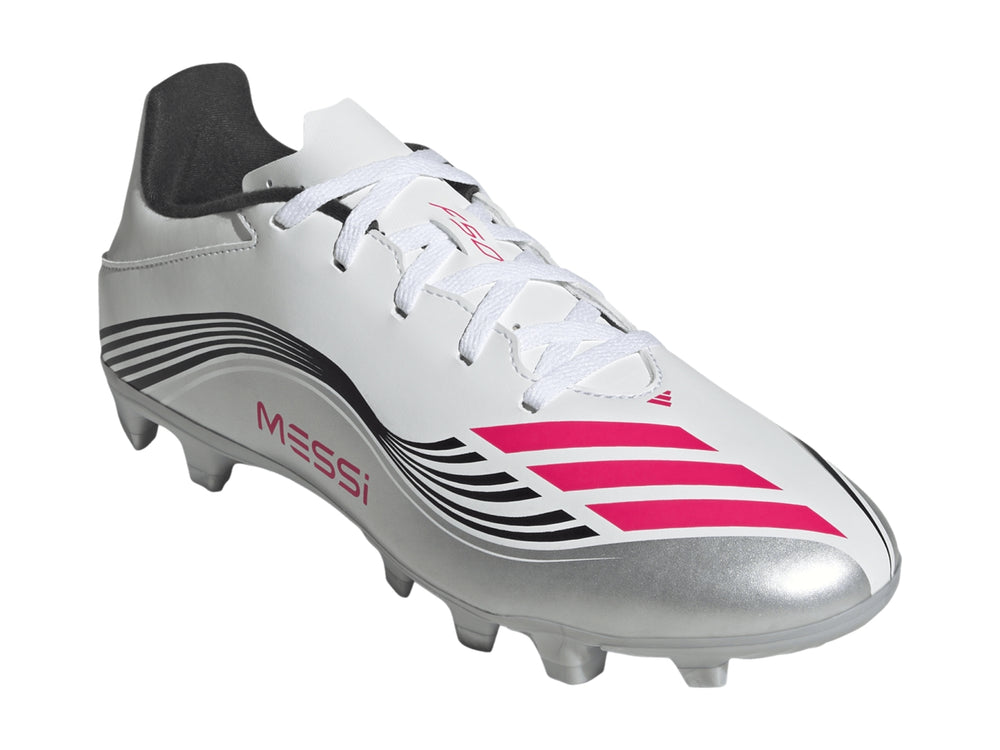 Zapato de fútbol Adidas F50 Messi Club en color blanco con detalles en plata, rosa y negro.