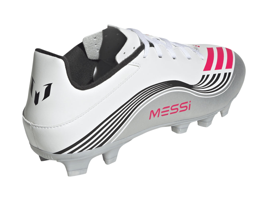Zapato de fútbol Adidas F50 Messi Club en color blanco con detalles en plata, rosa y negro.