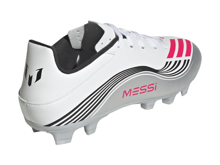 Zapato de fútbol Adidas F50 Messi Club en color blanco con detalles en plata, rosa y negro.