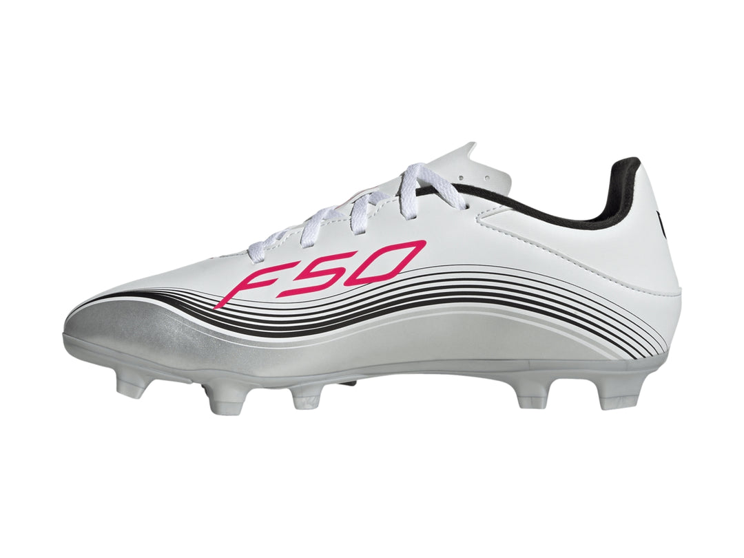 Zapato de fútbol Adidas F50 Messi Club en color blanco con detalles en plata, rosa y negro.