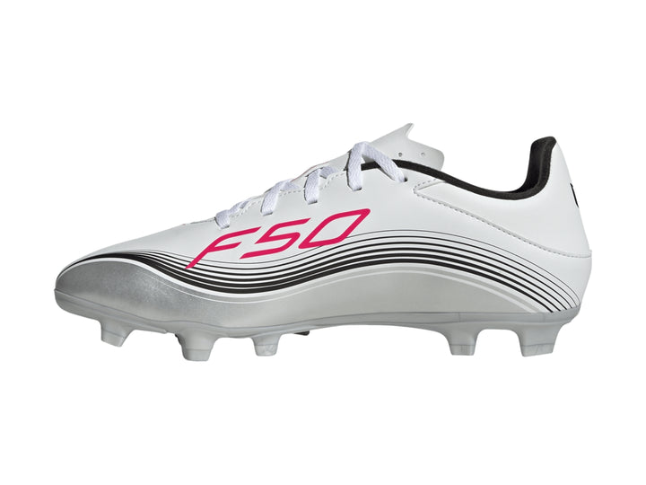 Zapato de fútbol Adidas F50 Messi Club en color blanco con detalles en plata, rosa y negro.