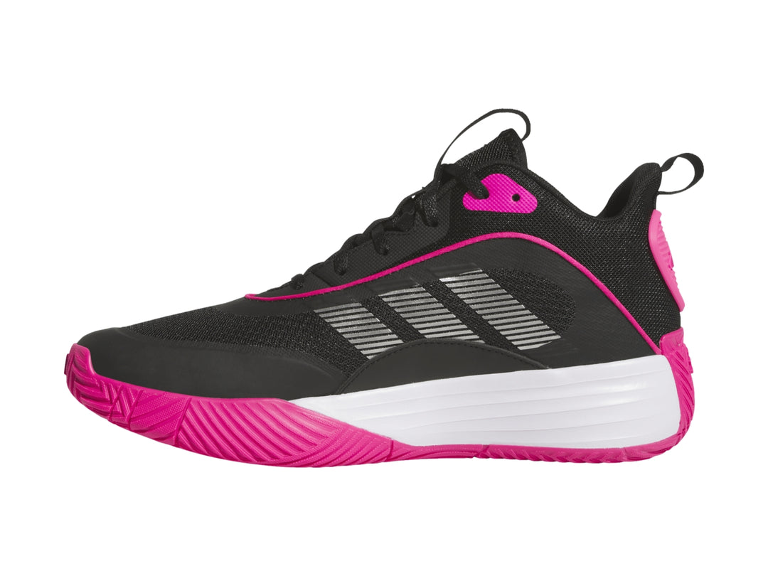 Tenis deportivos Adidas OwnTheGame 3.0 en colores negro y rosa con suela blanca y rosa.