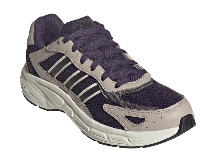 Tenis Adidas color morado y blanco hueso con suela gruesa y detalles de malla.