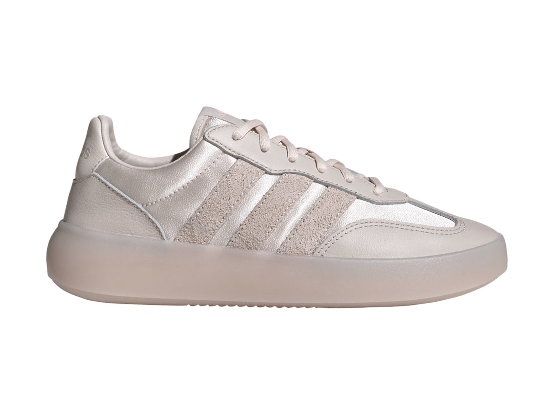 Tenis Adidas color rosa metálico con suela gruesa y tres franjas laterales.