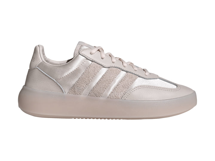 Tenis Adidas color rosa metálico con suela gruesa y tres franjas laterales.
