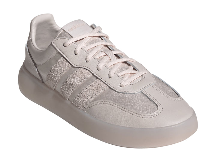 Tenis Adidas color rosa metálico con suela gruesa y tres franjas laterales.