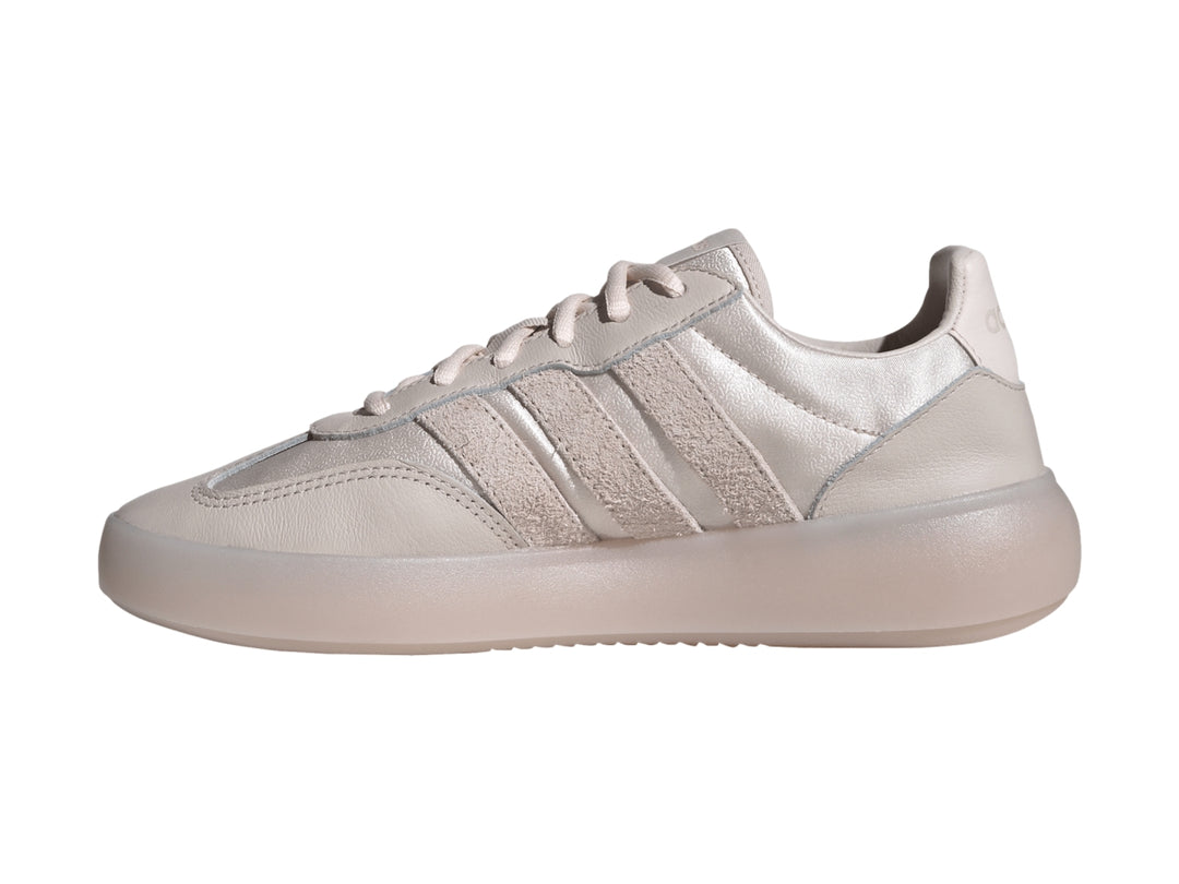 Tenis Adidas color rosa metálico con suela gruesa y tres franjas laterales.