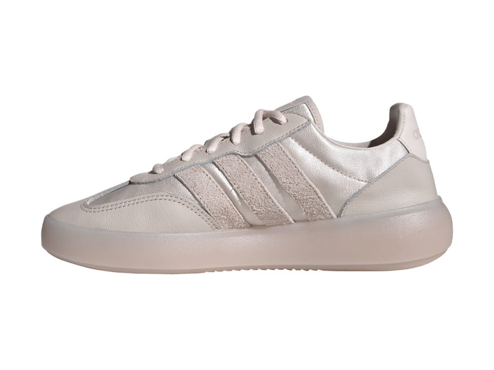 Tenis Adidas color rosa metálico con suela gruesa y tres franjas laterales.