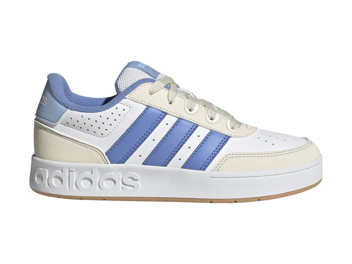 Tenis Adidas Breakbase para niños en color blanco con franjas azules y detalles en crema.