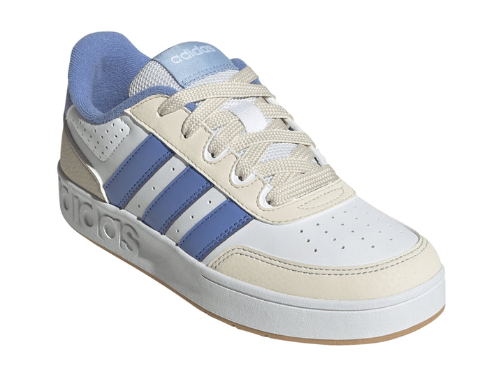 Tenis Adidas Breakbase para niños en color blanco con franjas azules y detalles en crema.