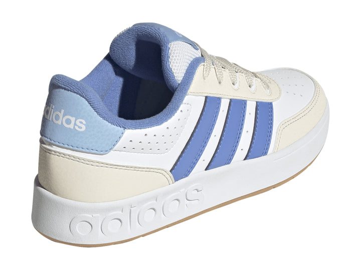 Tenis Adidas Breakbase para niños en color blanco con franjas azules y detalles en crema.