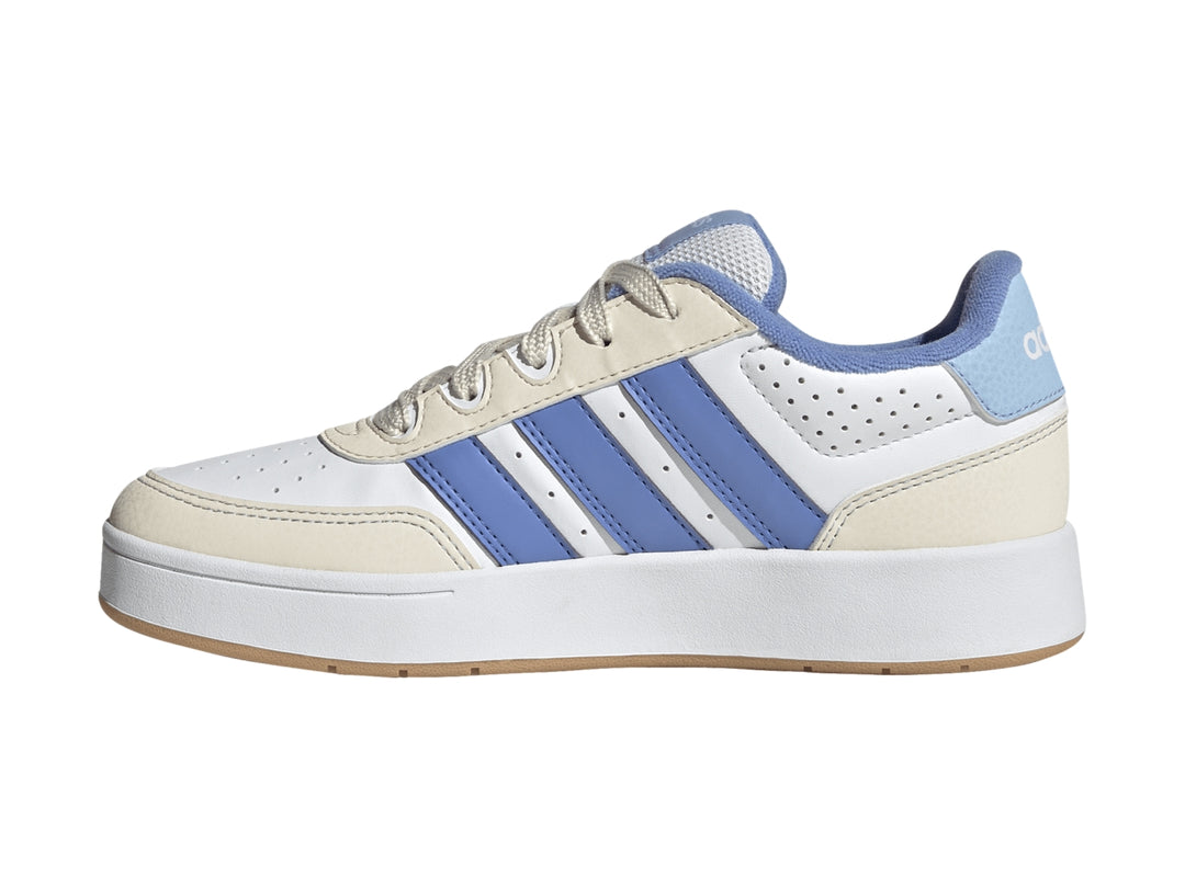 Tenis Adidas Breakbase para niños en color blanco con franjas azules y detalles en crema.